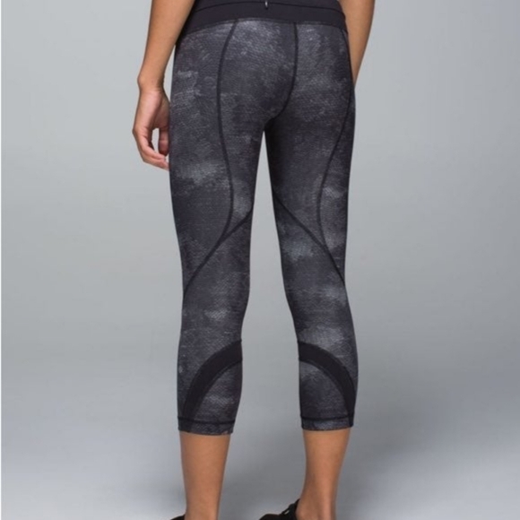 lululemon athletica Pants - Lululemon Inspire Crop II Snakeskin 8
